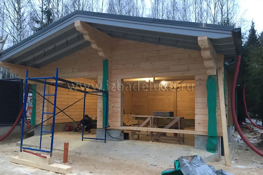 В Калужской области продолжается строительство гаража из клееного бруса «Малинки». Выполнили монтаж чистового покрытия кровли.