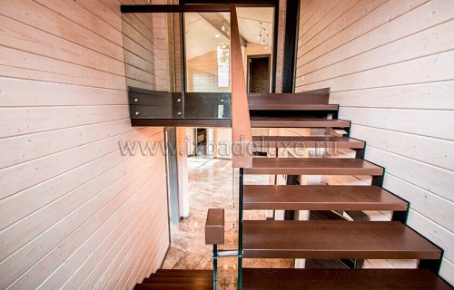 Лестница стекло, дерево и металл.