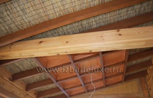Арт- потолок дома сделан с использованием багета и тростниковых вставок.